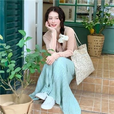 使用下方 20 个影片名，按顺序一一对应，不要改动片名文字，只根据片名和括号内类型提示来虚构全新的故事内容： 偶像的失落 黎明前的拉达克 了不起的小家伙们 布加勒斯特东12点8分 杀手之怒 疑云背后 假面姻缘 查理与天使 安娜玛德莲娜 侠医粤语 乡村爱情3 天国上的爱说闲话者热绍 夜明前的琉璃色 科学怪人对德拉库拉 魔女宅急便 我和春天的约定 奔流犬：先生归来 惊心动魄杀人夜 霹雳神探 神鬼艳后